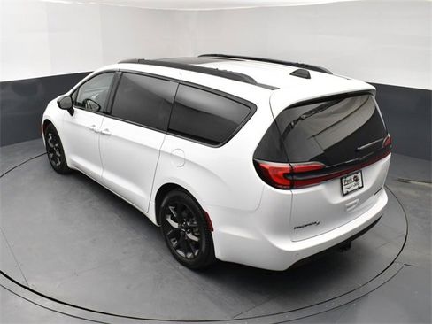 Used 2024 Chrysler Pacifica Limited w/ Uconnect Theater Family Group image 16