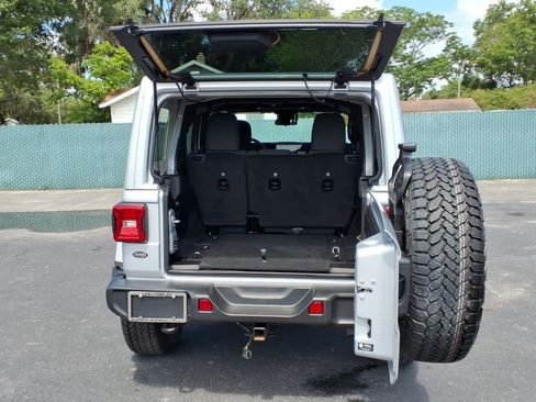 Used 2024 Jeep Wrangler Unlimited Sahara AWD/4WD image 18