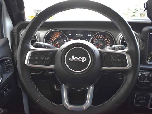 Used 2022 Jeep Wrangler Unlimited Sahara w/ Cold Weather Group AWD/4WD image 16