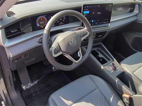 New 2025 Volkswagen Tiguan SE image 9