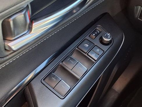 Used 2021 Toyota Venza LE w/ Carpet Mat Package (TMS) image 17