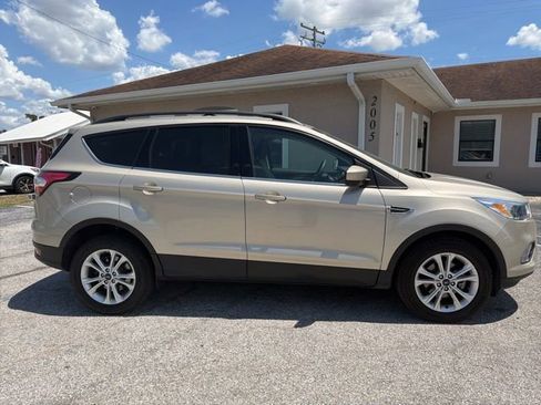 Used 2018 Ford Escape SE FWD image 4