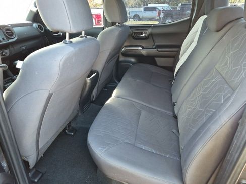 Used 2017 Toyota Tacoma TRD Sport w/ Tow Package (A/T) image 10