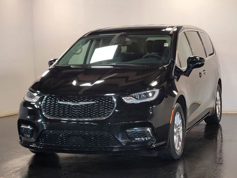 Used 2024 Chrysler Pacifica Touring-L image 4