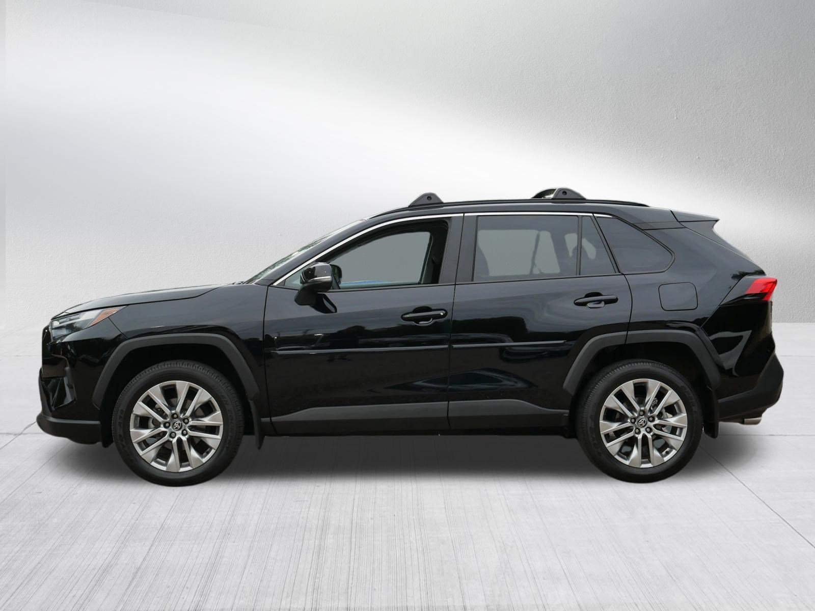 Used 2025 Toyota RAV4 XLE Premium w/ Weather Package AWD/4WD image 4