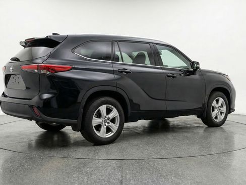 Used 2025 Toyota Highlander LE FWD image 9