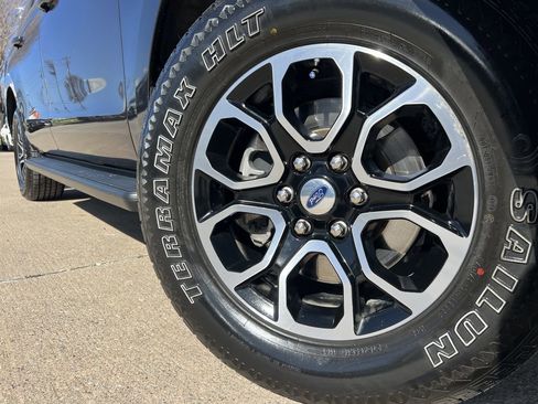 Used 2024 Ford Expedition Max XLT image 8