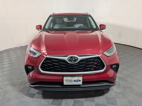 Used 2022 Toyota Highlander XLE FWD image 3