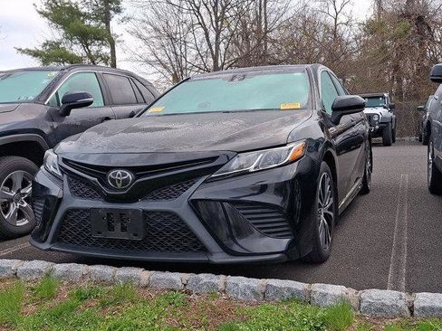 Certified 2019 Toyota Camry SE image 3