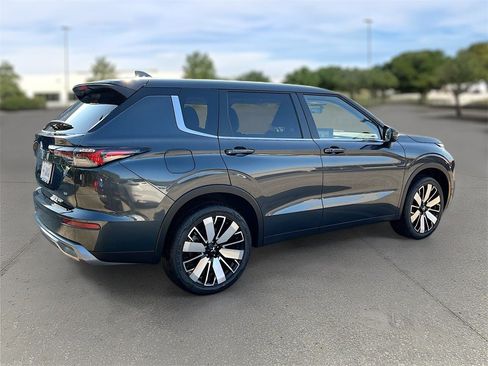 New 2025 Mitsubishi Outlander SE image 7