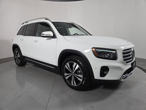 Used 2025 Mercedes-Benz GLB 250 image 3