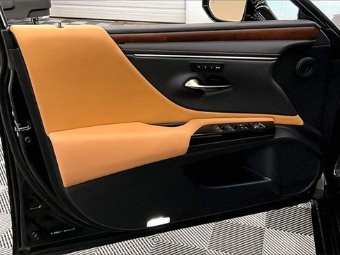 Used 2025 Lexus ES 300h w/ Premium Package image 18