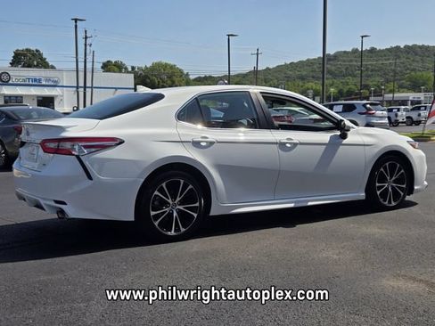 Used 2020 Toyota Camry SE FWD image 3