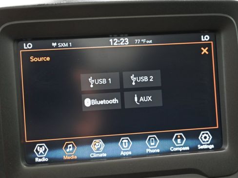 Used 2020 Jeep Renegade Altitude FWD image 24