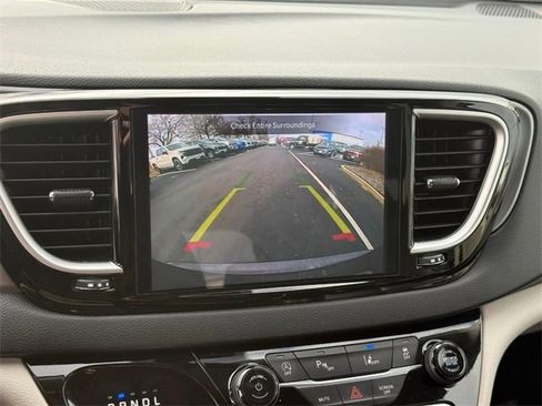 Used 2023 Chrysler Pacifica Touring-L image 23