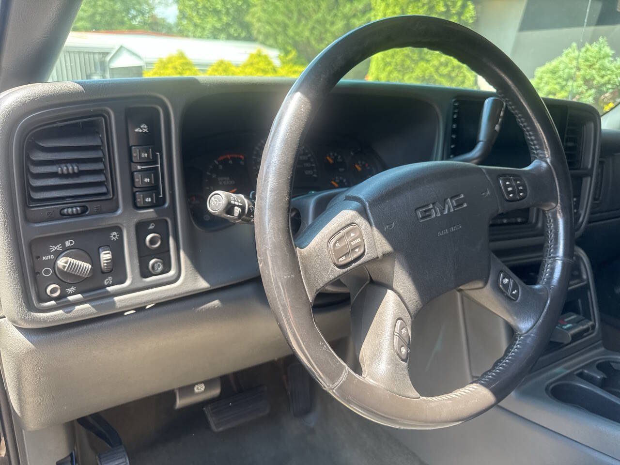 Used 2003 GMC Sierra 2500 SLT w/ SLT Preferred Equipment Group AWD/4WD image 18