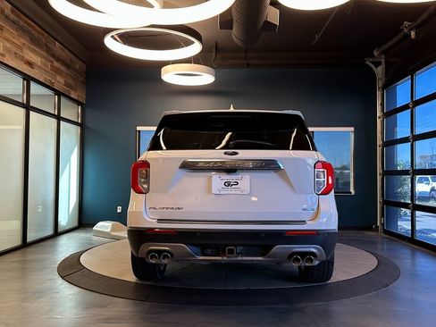 Used 2020 Ford Explorer Platinum w/ Premium Technology Package image 4