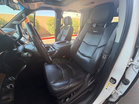 Used 2019 Cadillac Escalade Luxury AWD/4WD image 16