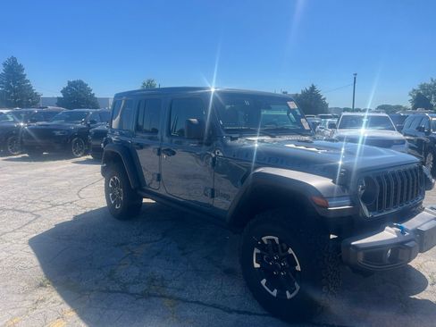 Used 2025 Jeep Wrangler Unlimited Rubicon 4xe w/ Convenience Group AWD/4WD image 4