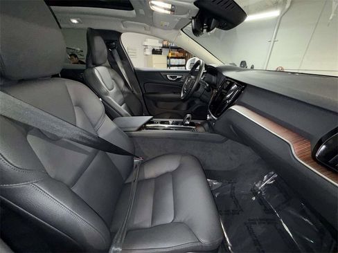 Used 2025 Volvo V60 B5 Cross Country Plus image 14