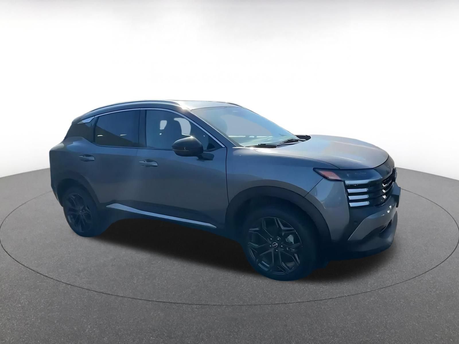 Used 2026 Nissan Kicks SR FWD image 2