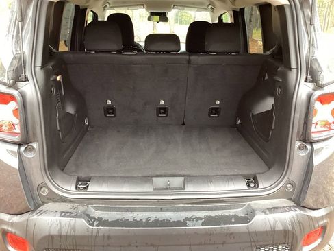 Used 2023 Jeep Renegade Latitude image 13