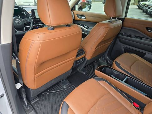 Used 2025 Nissan Pathfinder Platinum AWD/4WD image 28