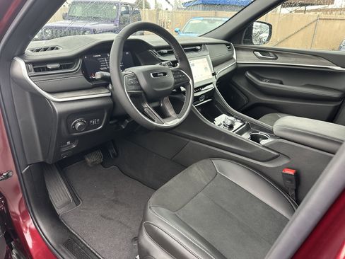 New 2026 Jeep Grand Cherokee Altitude image 9