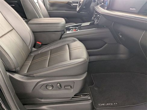 Used 2025 Chevrolet Tahoe High Country image 36