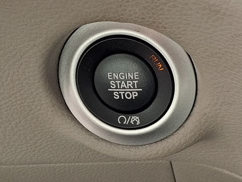 Used 2023 Chrysler Pacifica Limited FWD image 23