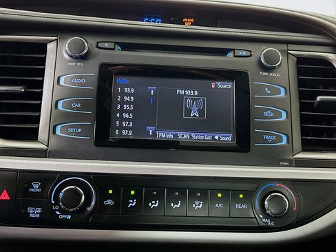 Used 2019 Toyota Highlander LE image 23