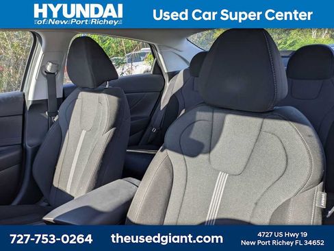 Used 2023 Hyundai Elantra SE FWD image 3