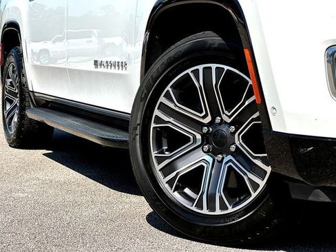 Used 2024 Jeep Wagoneer L Series II w/ Flexible Seating Group RWD image 2