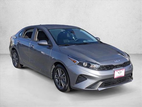 Used 2022 Kia Forte LXS image 3