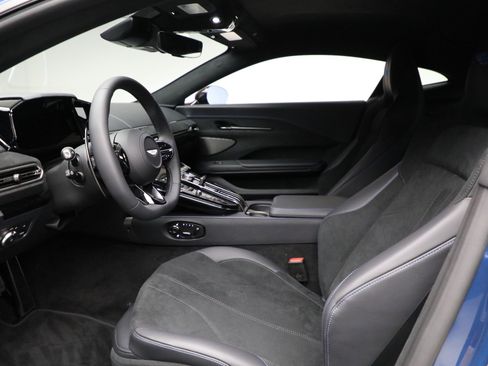 Used 2025 Aston Martin V8 Vantage Coupe image 16