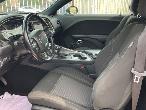 Used 2022 Dodge Challenger SXT image 5