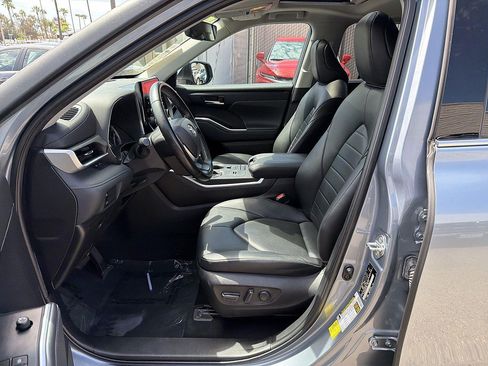 Used 2022 Toyota Highlander XLE FWD image 19