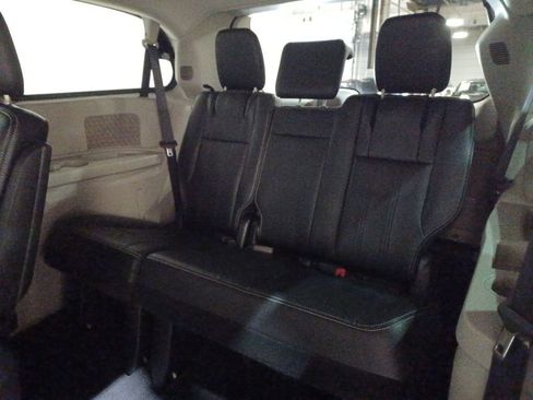 Used 2016 Chrysler Town & Country Touring image 24