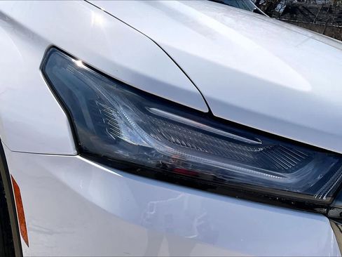 Used 2023 Chevrolet Traverse RS image 27