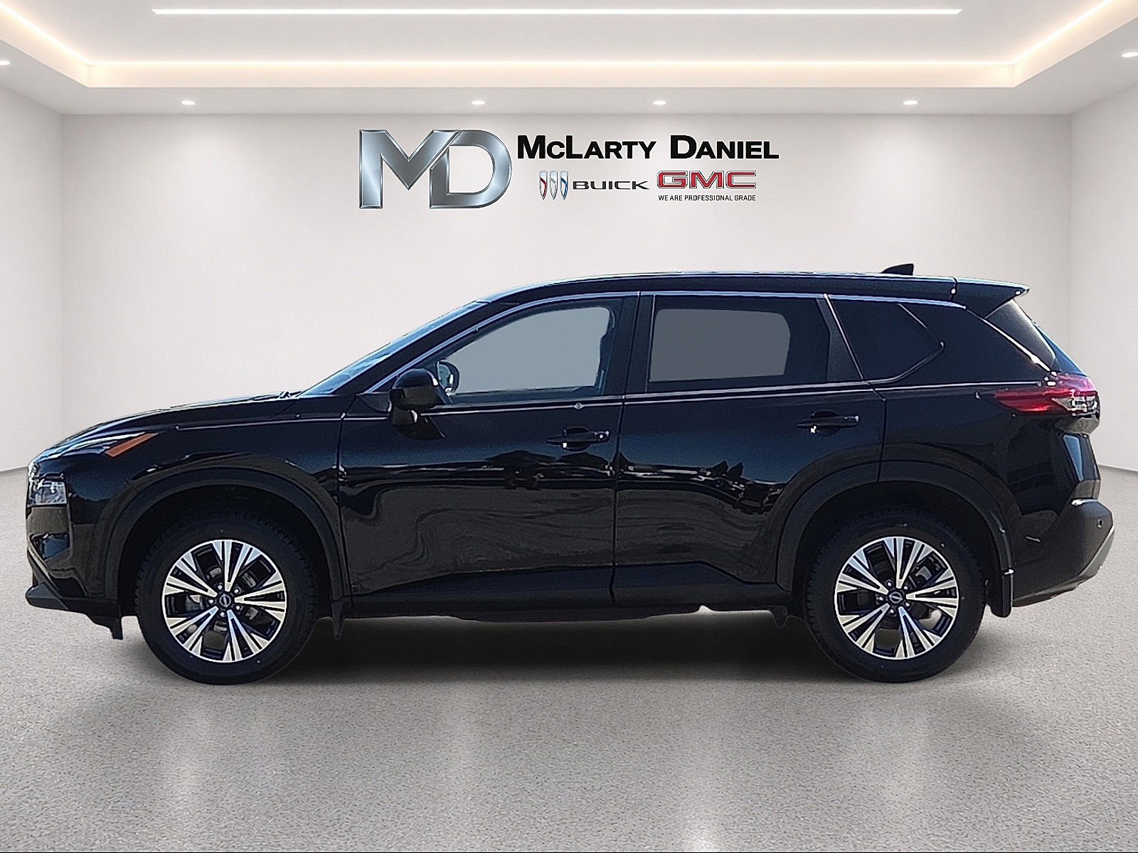 Used 2023 Nissan Rogue SV AWD/4WD image 2
