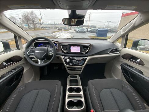 Used 2023 Chrysler Voyager LX image 32