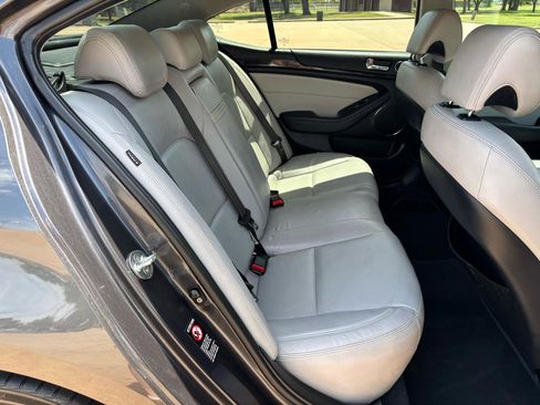 Used 2014 Kia Cadenza Limited FWD image 9