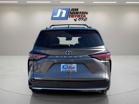 Used 2021 Toyota Sienna Platinum FWD image 6