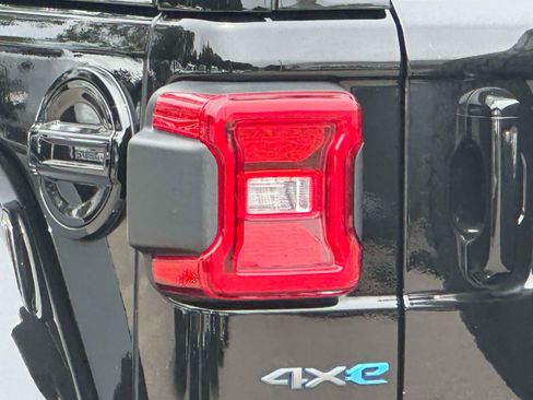 Used 2024 Jeep Wrangler High Altitude AWD/4WD image 9