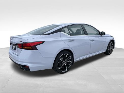 Used 2024 Nissan Altima 2.5 SR FWD image 3