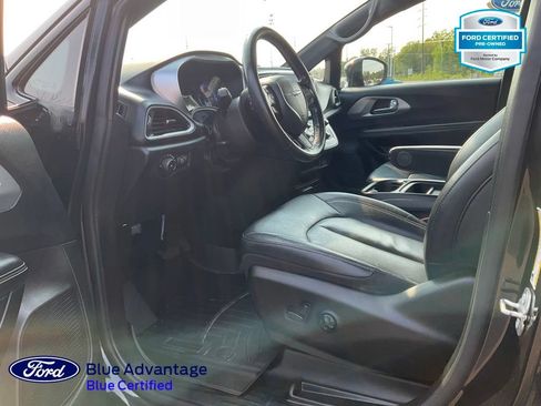 Used 2020 Chrysler Pacifica Touring-L FWD image 17