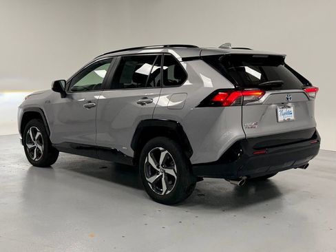 Used 2021 Toyota RAV4 SE image 3