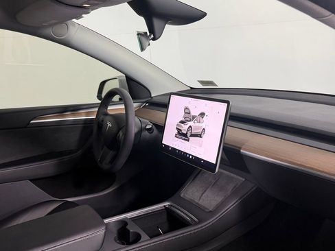 Used 2024 Tesla Model Y Long Range image 31