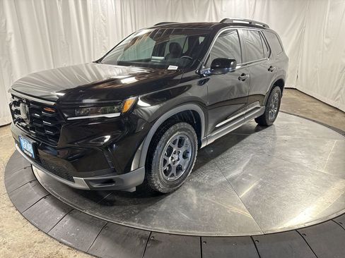 Used 2025 Honda Pilot TrailSport image 1