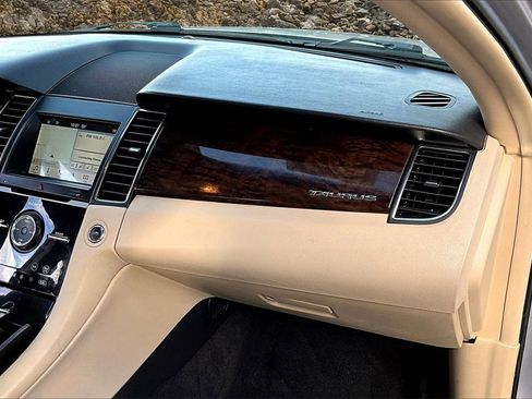 Used 2018 Ford Taurus Limited image 14